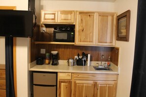 Habitación estándar, 1 cama Queen size, cocineta | Cocina privada | Refrigerador y microondas 