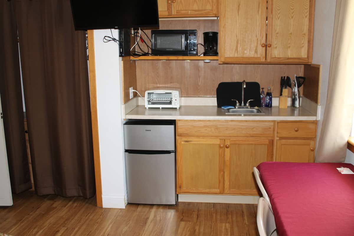 standard room, 1 queen bed, kitchenette | iron/ironing board, free wifi, bed sheets