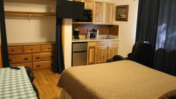 Standard Room, 1 Queen Bed, Kitchenette | Iron/ironing board, free WiFi, bed sheets