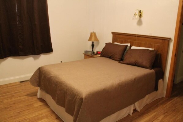 Tabla de planchar con plancha, wifi gratis y ropa de cama 