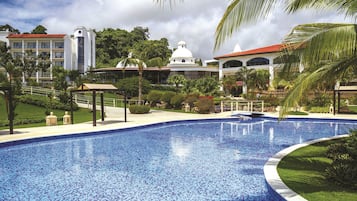 4 座室外游泳池,開放時間為 08:00 至 20:00,提供免費遮陽小屋和日光浴躺椅