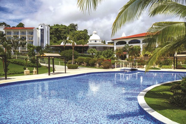 4 outdoor pools, open 8:00 AM to 8:00 PM, free pool cabanas