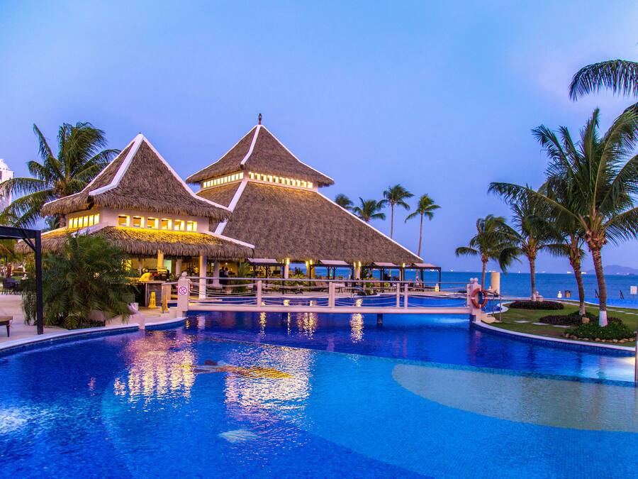 4 ulkouima-allasta avoinna 8.00â20.00, ilmaisia cabañoita