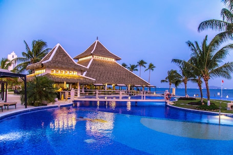 4 piscinas al aire libre, camas de piscina gratis. Dreams Playa Bonita Panama - All Inclusive