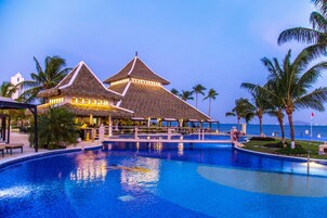 4 outdoor pools, open 8:00 AM to 8:00 PM, free cabanas, sun loungers