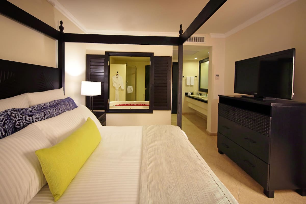 1 bedroom, premium bedding, in-room safe, desk