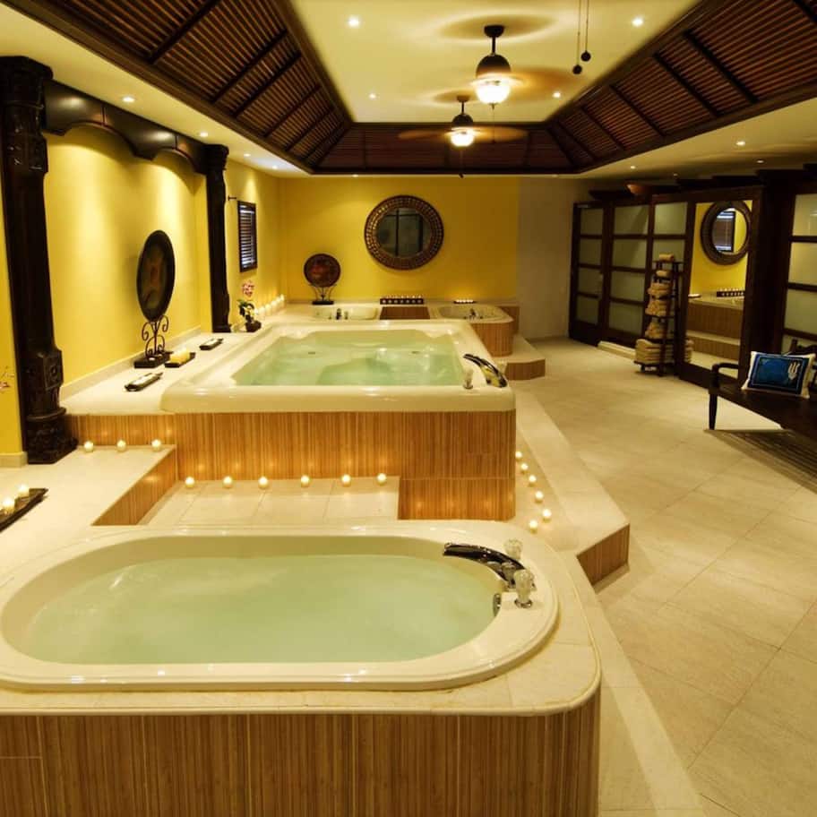 Couples treatment rooms, sauna, hot tub, steam room, body treatments