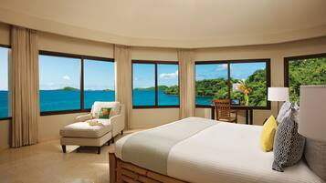 Preferred Club Master Suite Ocean View | Literie de qualité supérieure, coffres-forts dans les chambres, bureau