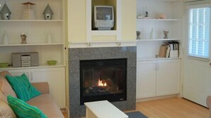 Living room - Fire Fly Resort (Union Pier)