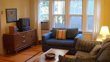 Cottage, 2 Bedrooms (15) | Living room | TV