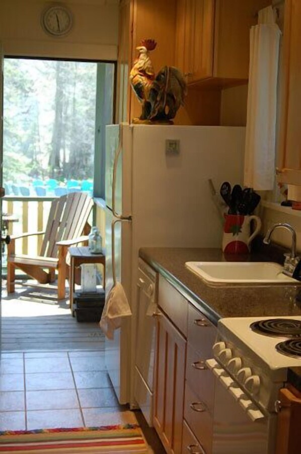 Cottage, 1 Bedroom (9) | Private kitchen | Full-size fridge, microwave, stovetop, coffee/tea maker - Fire Fly Resort (Union Pier)