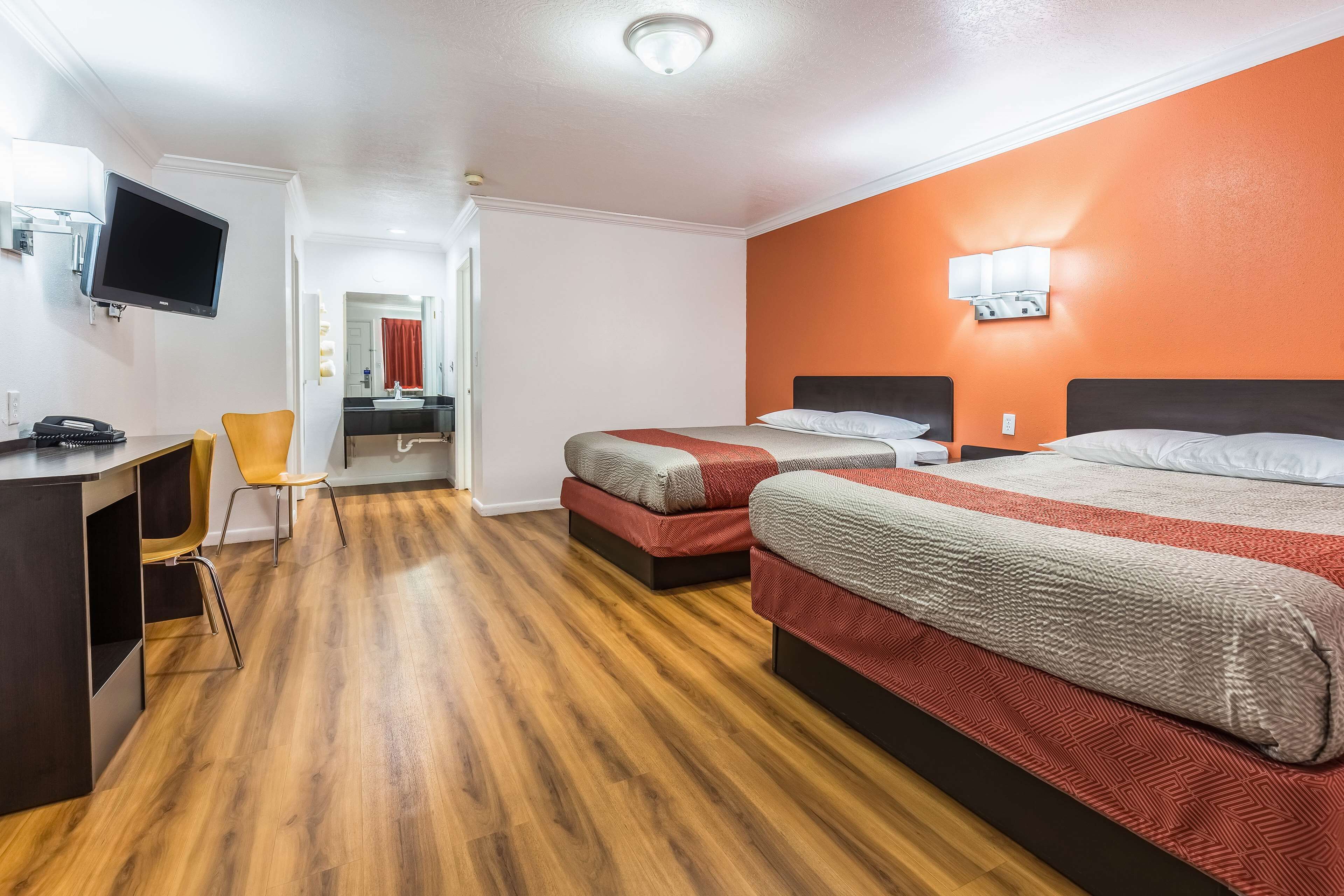 書桌、免費無線上網、床單