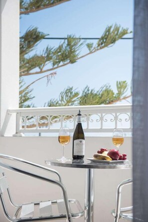 Outdoor dining - Glaros (Santorini)