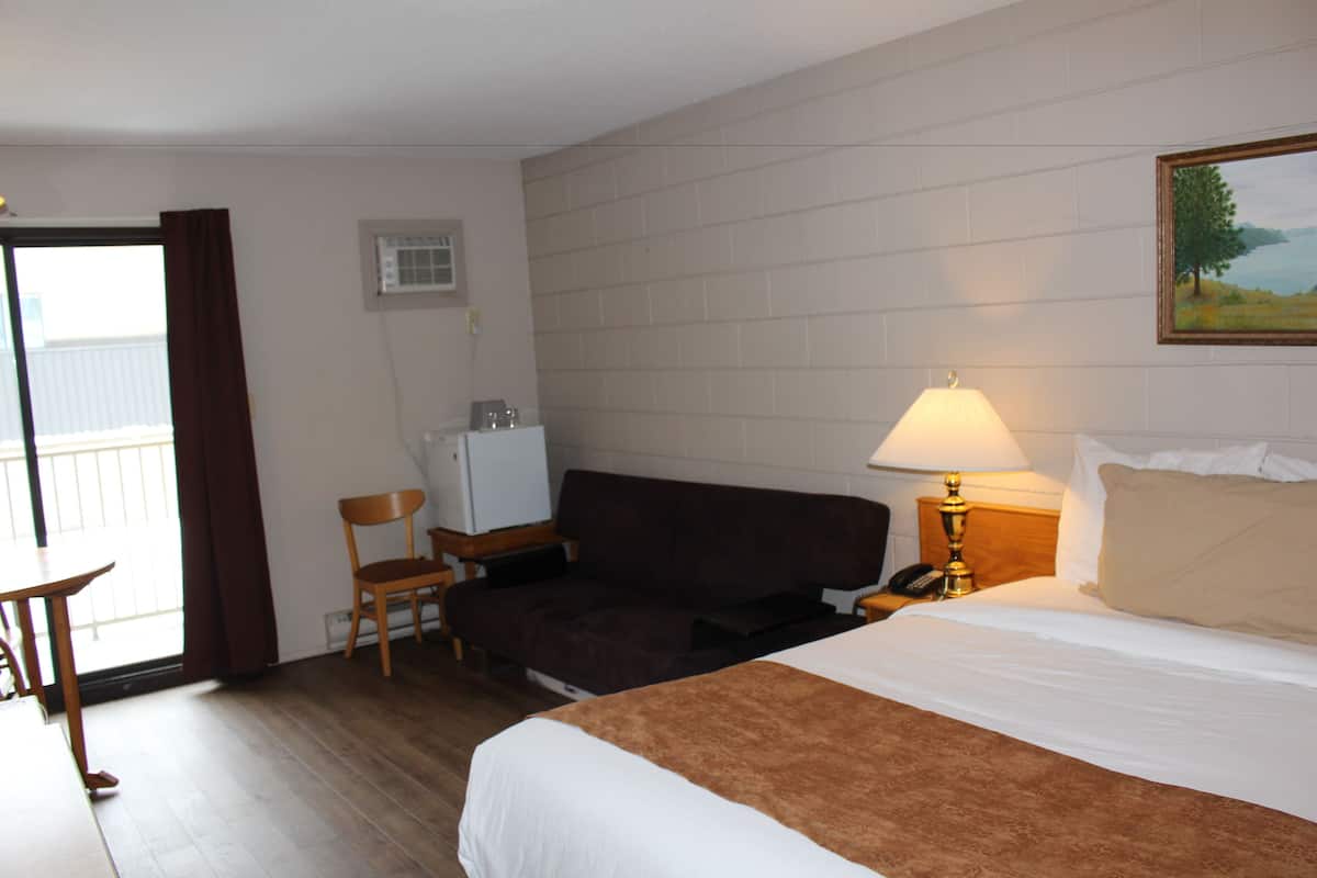 Standard Room, 1 Queen Bed, Mountain View | Desk, iron/ironing board (on request), WiFi (free)