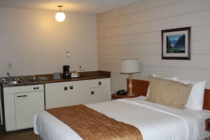 Standard Room, 1 Queen Bed, Mountain View | Private kitchenette