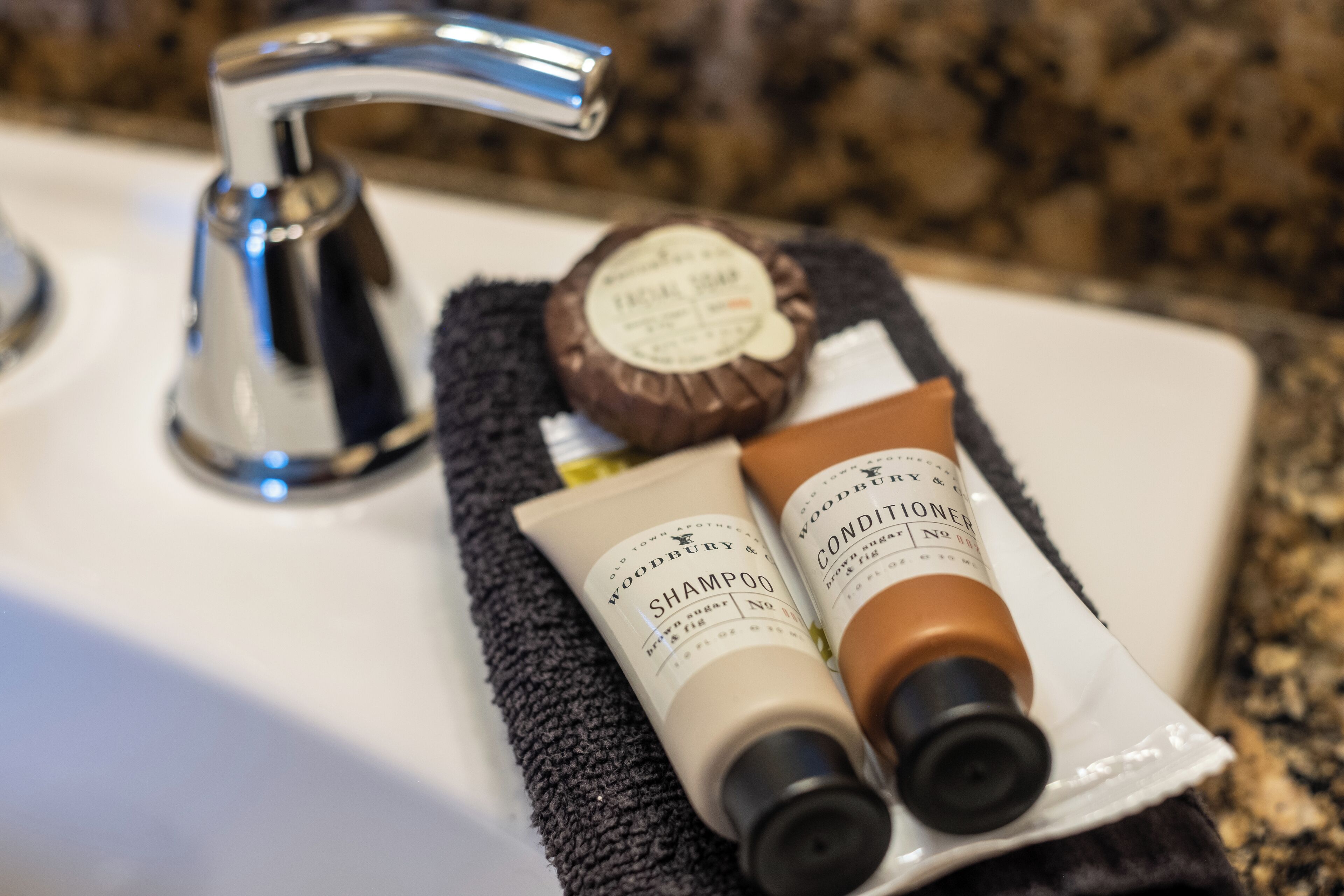 standard room, 1 king bed, lake view | bathroom | combined shower/bathtub, free toiletries, hair dryer, towels