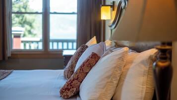 Executive Room, 1 Queen Bed with Sofa bed, Kitchen, Mountain View