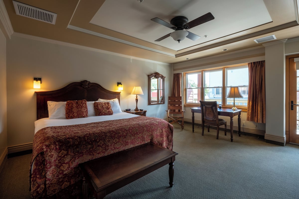 Standard Room, 1 King Bed, Mountain View | Individually decorated, individually furnished, desk, laptop workspace