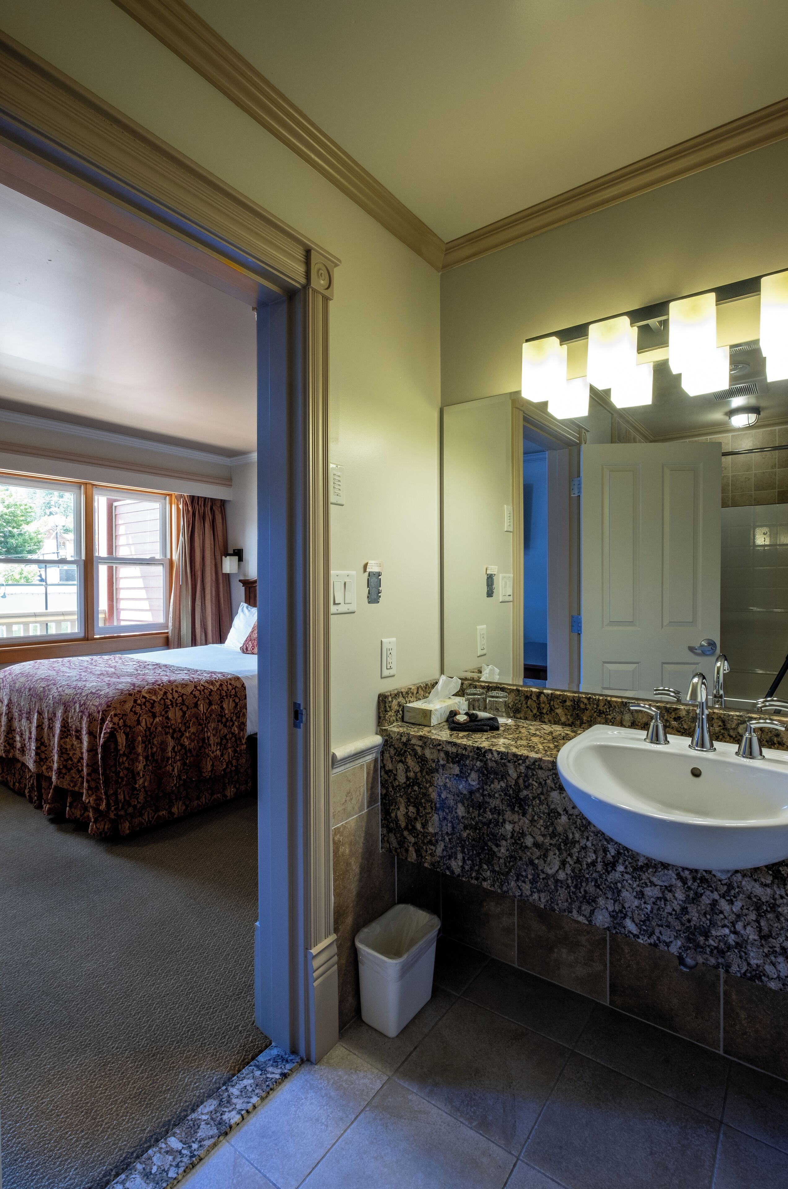 standard room, 1 queen bed, mountain view | bathroom | combined shower/bathtub, free toiletries, hair dryer, towels