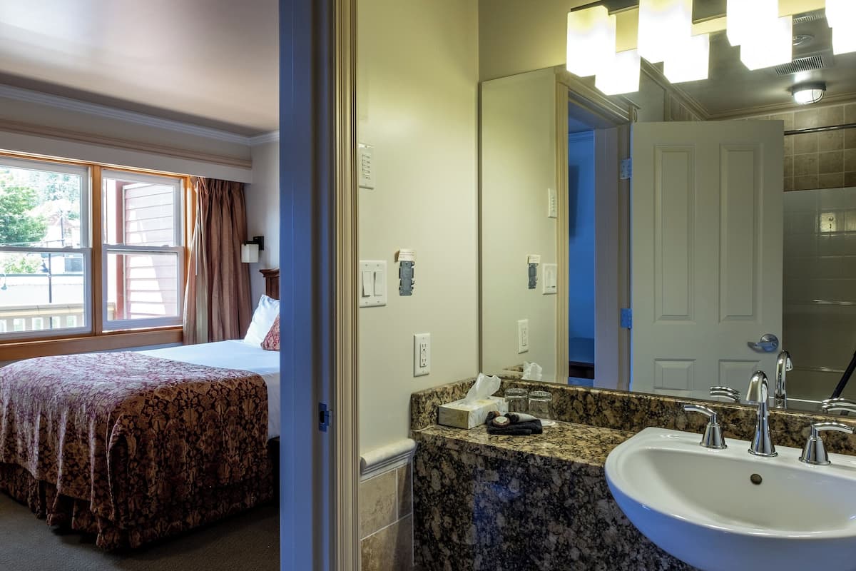 standard room, 1 queen bed, mountain view | bathroom | combined shower/bathtub, free toiletries, hair dryer, towels