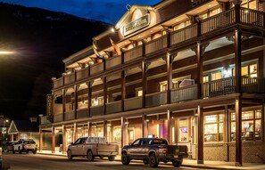 A multi-story hotel with a balcony on the second floor, a sign for a hotel and pub, and a visible bar area. - Kaslo Hotel (Kaslo)