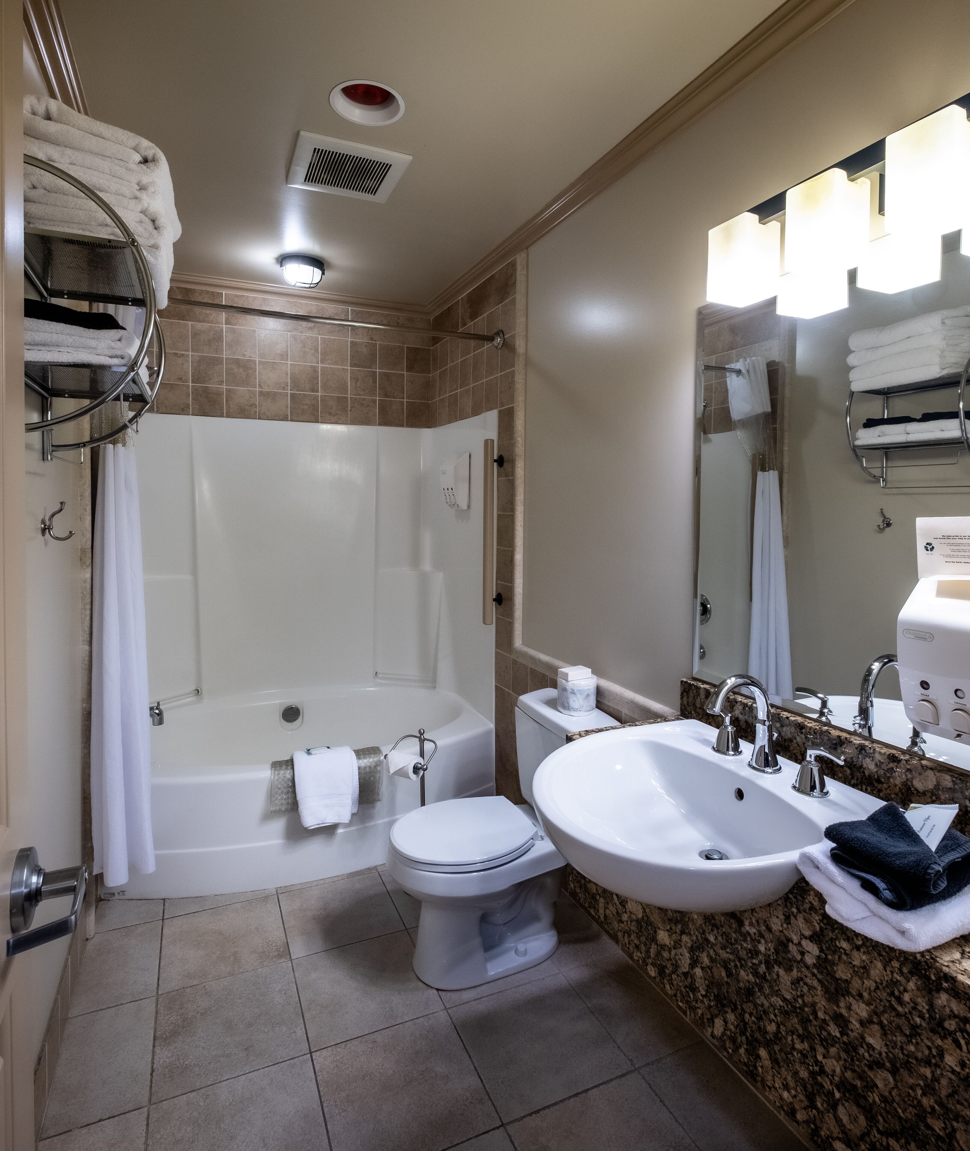 standard room, 2 queen beds, lake view | bathroom | combined shower/bathtub, free toiletries, hair dryer, towels