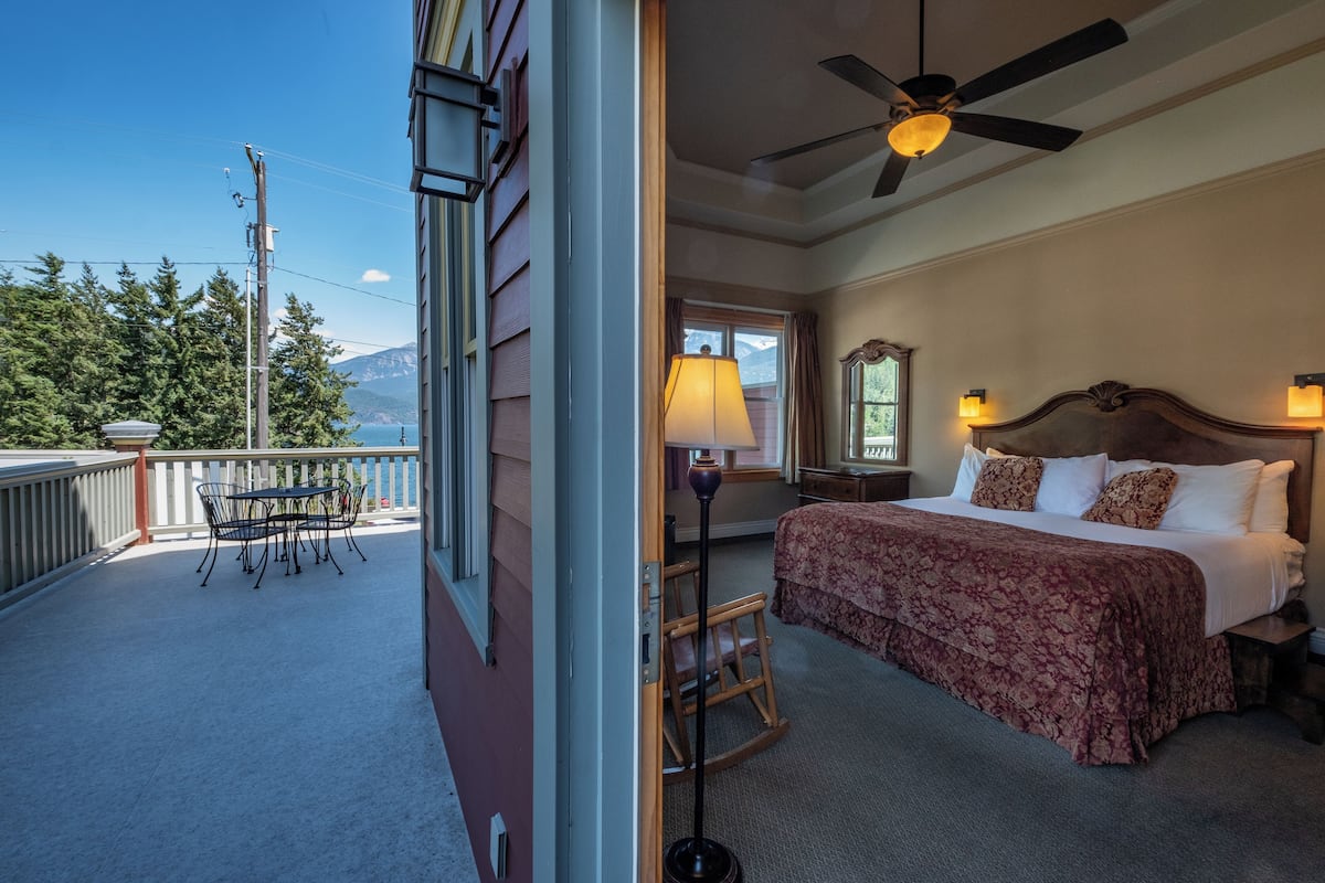 standard room, 1 king bed, lake view | individually decorated, individually furnished, desk, laptop workspace