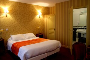 Superior Double Room | Desk, soundproofing, free WiFi - Logis Hôtel Rabelais (Tours)