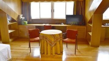 Familiekamer | Woonruimte | Een flatscreentelevisie