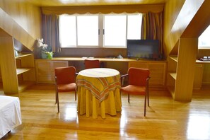 Family Room | Living area | Flat-screen TV - El Suizo (Ferrol)