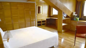 Family Room | Desk, free WiFi, bed sheets