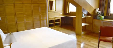 Family Room | Desk, free WiFi, bed sheets