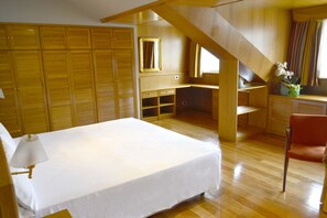 Family Room | Desk, free WiFi, bed sheets - Alda El Suizo. (Ferrol)