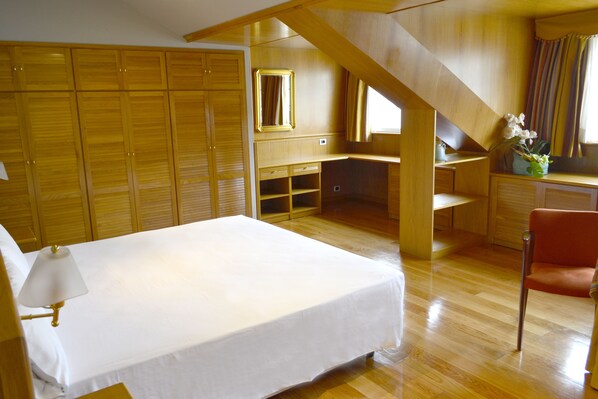 Family Room | Desk, free WiFi, bed sheets - El Suizo (Ferrol)