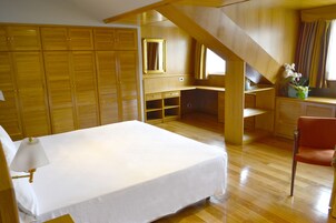 Escritorio, wifi gratis y ropa de cama 