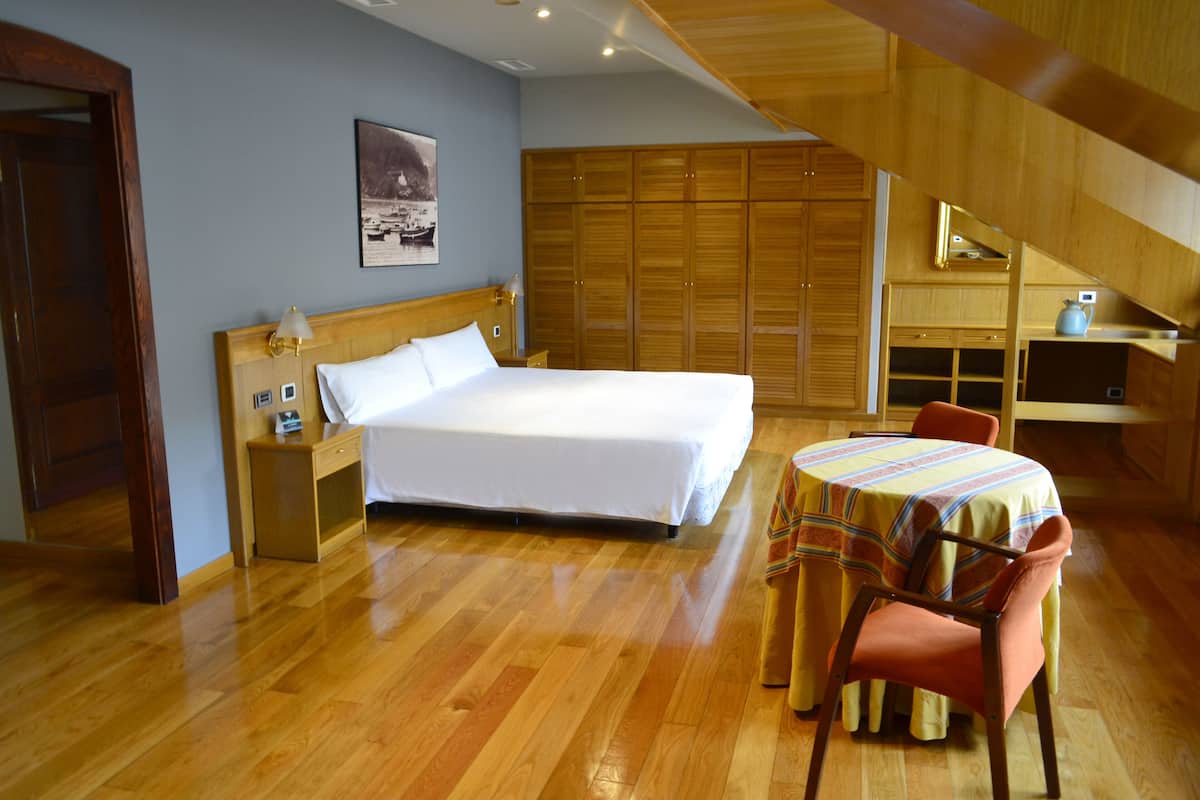 family room | desk, free wifi, bed sheets