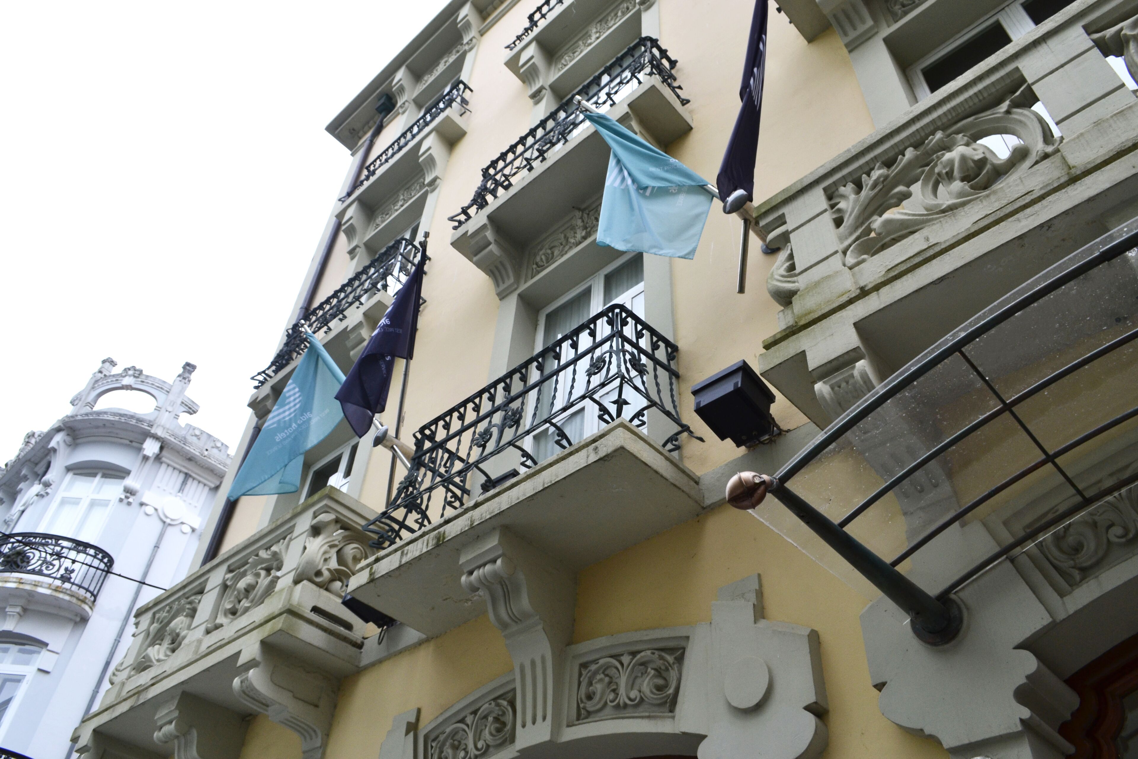 Un edificio con balcones ornamentados y un estilo arquitectónico clásico.