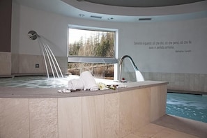 Bañera de hidromasaje cubierta