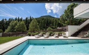 Indoor pool, outdoor pool, sun loungers - Hotel Apartments Wellness Villa di Bosco (Tesero)