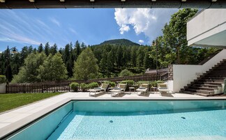 Una piscina techada, una piscina al aire libre