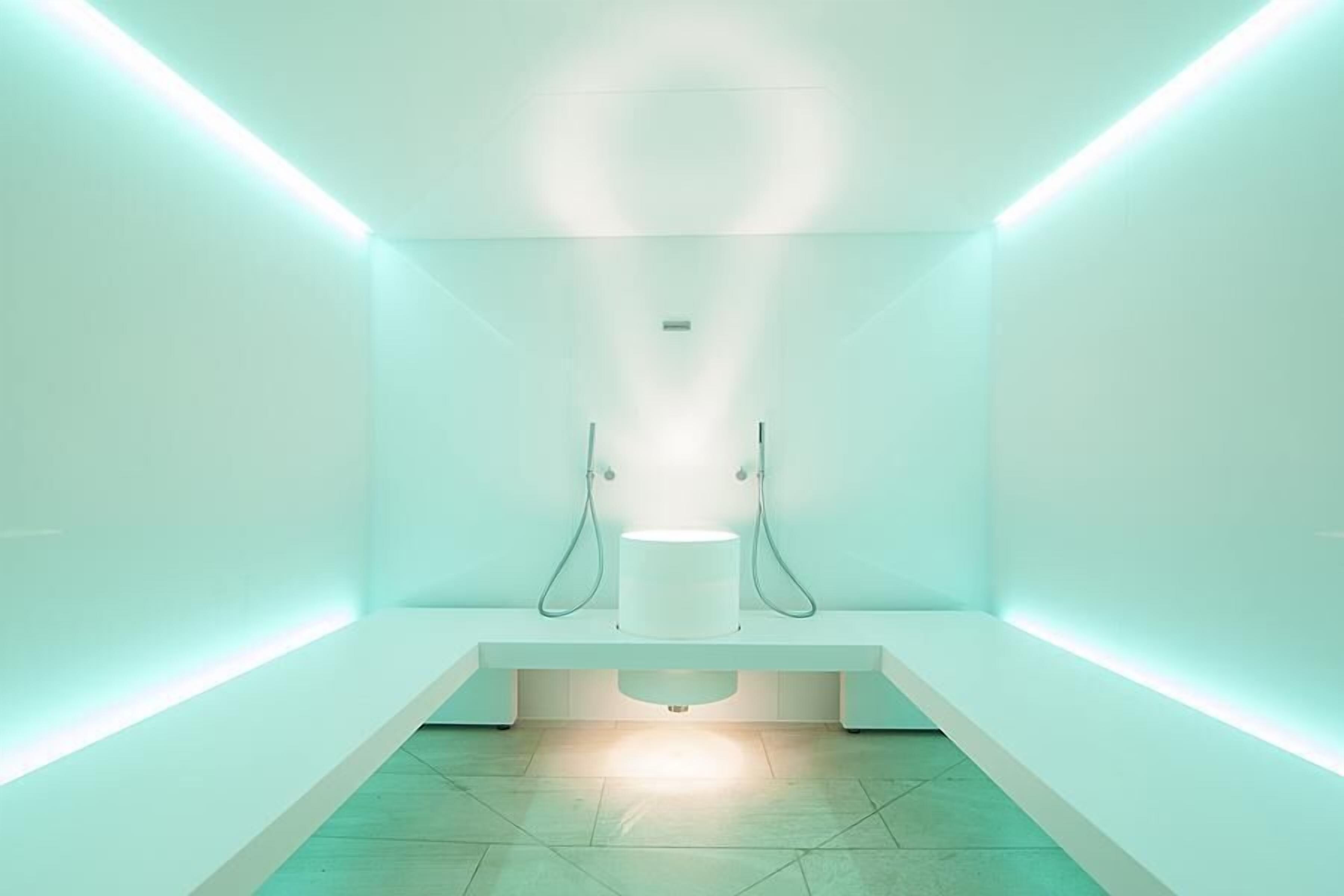 Sauna, steam room, Turkish bath/hammam, body treatments, aromatherapy