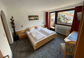 Escritorio, cunas (de pago), wifi gratis y ropa de cama