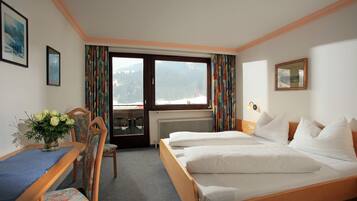 Doppelzimmer | Schreibtisch, Babybetten, kostenloses WLAN, Bettwäsche