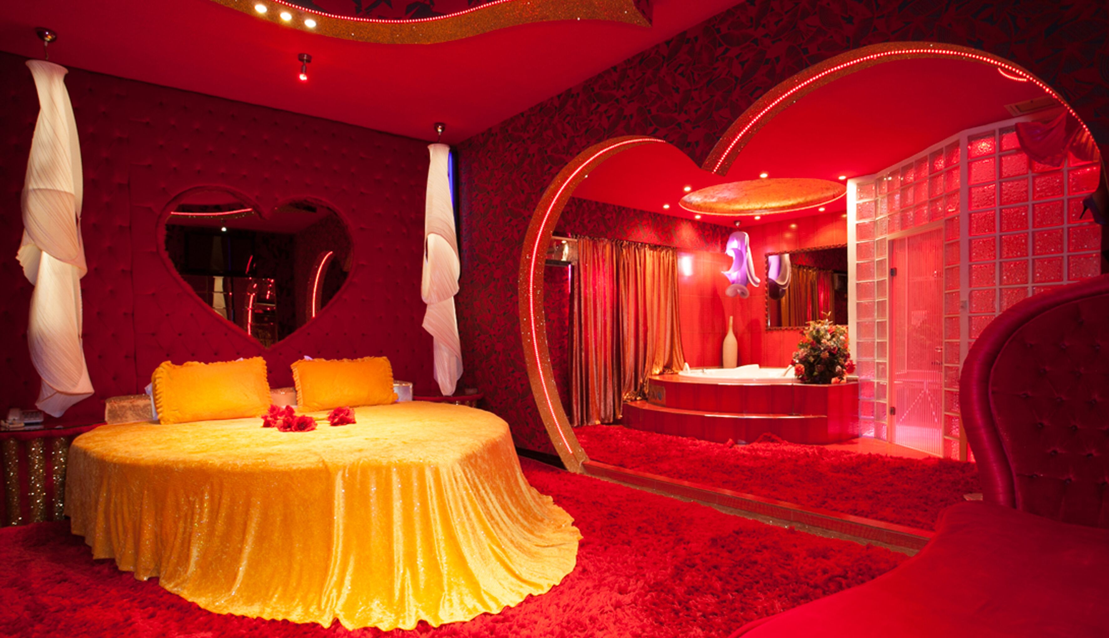 Deluxe Suite, Jetted Tub | Blackout drapes, soundproofing, iron/ironing board, free WiFi