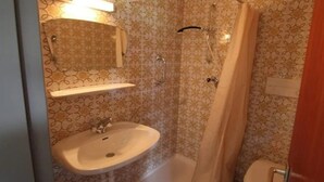 A bathroom with a shower, sink, and toilet. - Fertinghof (OBERAU)