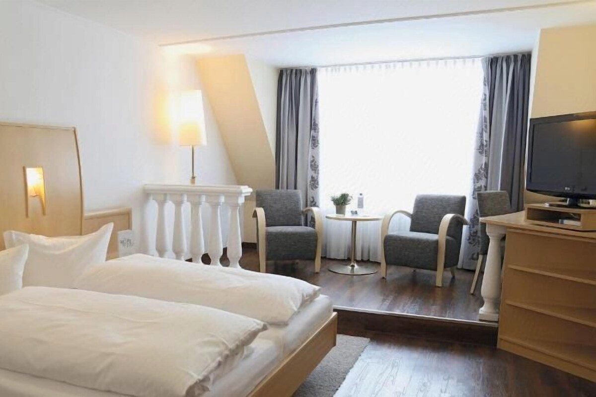 Hypo-allergenic bedding, in-room safe, desk, free WiFi