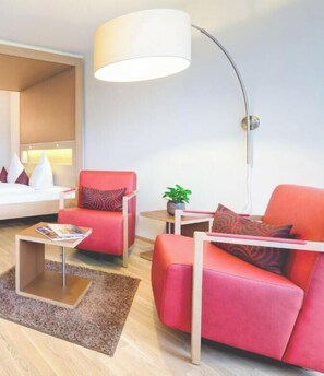 Superior Double Room, Balcony | Bathroom | Shower, hair dryer, bathrobes, towels - Traube am See (Friedrichshafen)