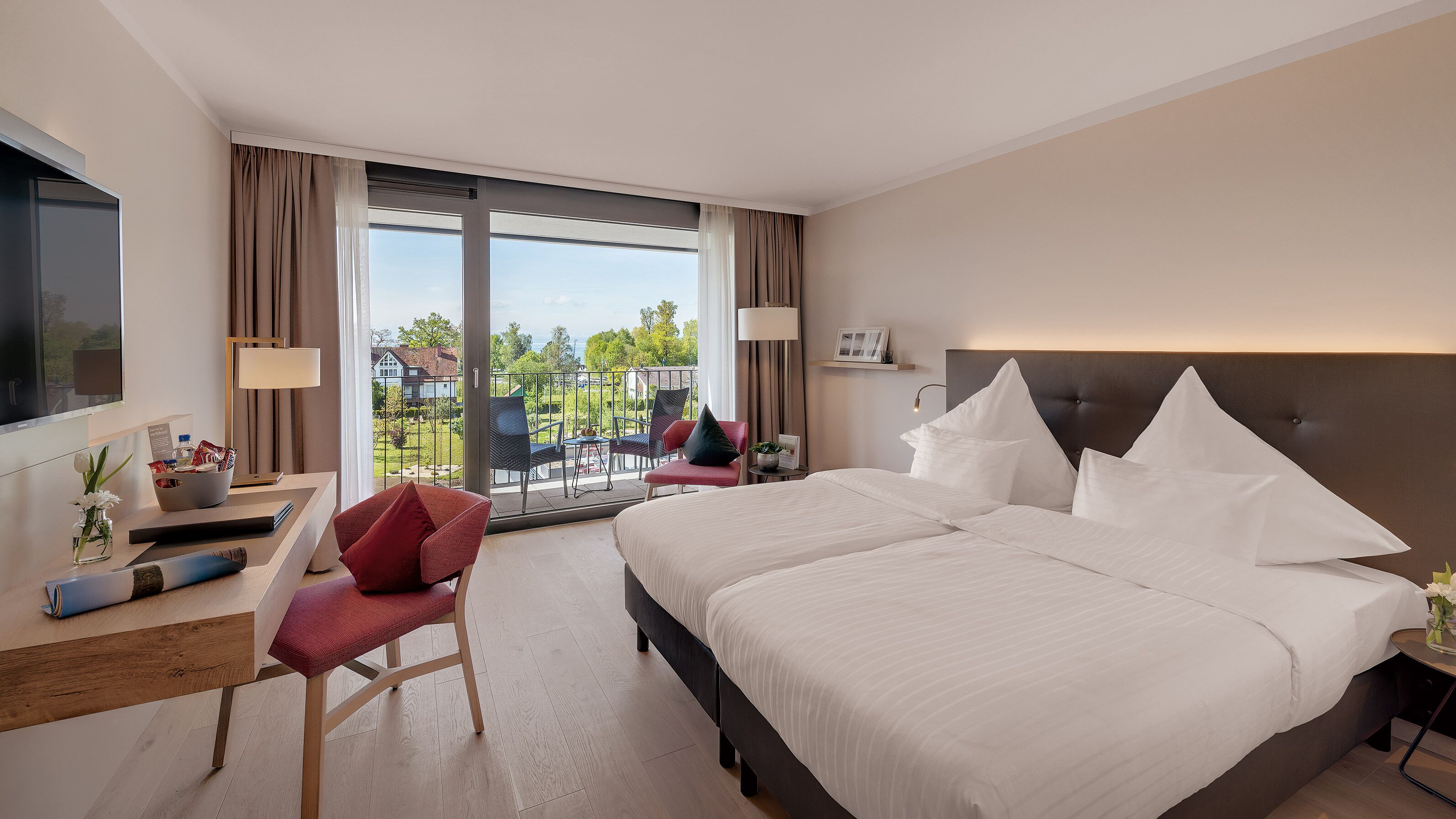 Estúdio luxo, vista para o jardim | Roupas de cama antialérgicas, cofres nos quartos, escrivaninha