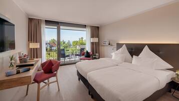 Deluxe Studio, Garden View | Hypo-allergenic bedding, in-room safe, desk, free WiFi