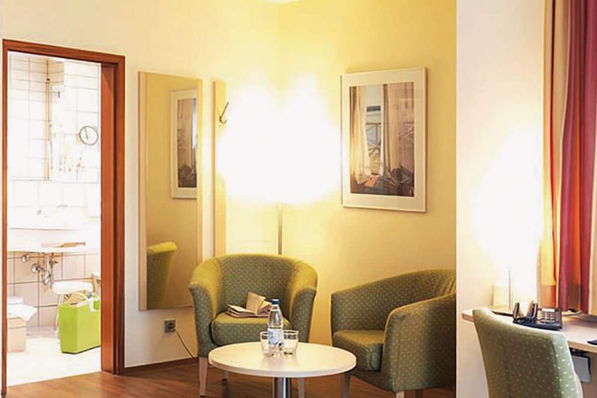 Kamar Double Klasik, balkon | Area keluarga | TV layar datar